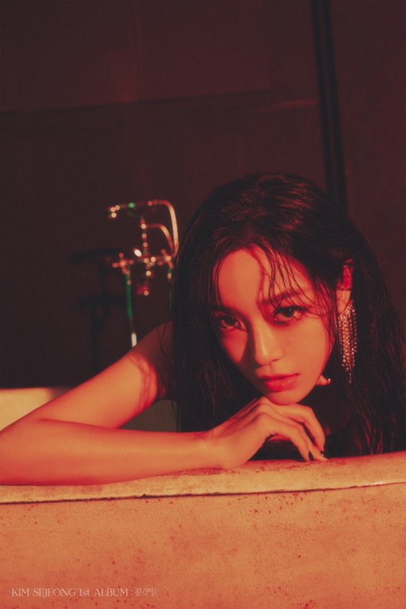 김세정(KIM SEJEONG) ‘Top or Cliff’ şarkısıyla geri dönüş yaptı!
